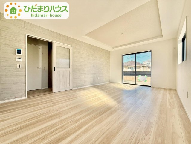 野田市山崎22期　新築戸建　7号棟の居間・リビング|リビングの大きい窓からの光が入って開放的なレイアウト。明るい色の床なのでどんな家具にもマッチします☆彡							

