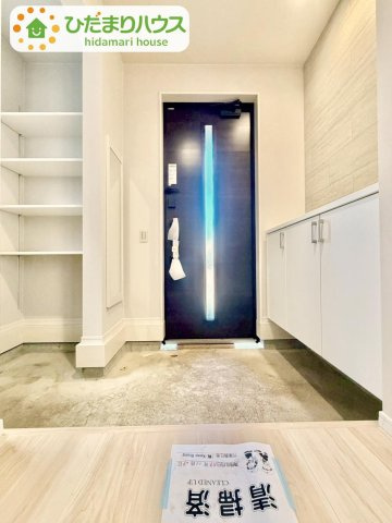 野田市山崎22期　新築戸建　7号棟の玄関|玄関にはシューズクロークがあるのでスッキリと片付きます♪靴以外にも屋外ホースやガーデニングセットなどもしまえて便利です！							
