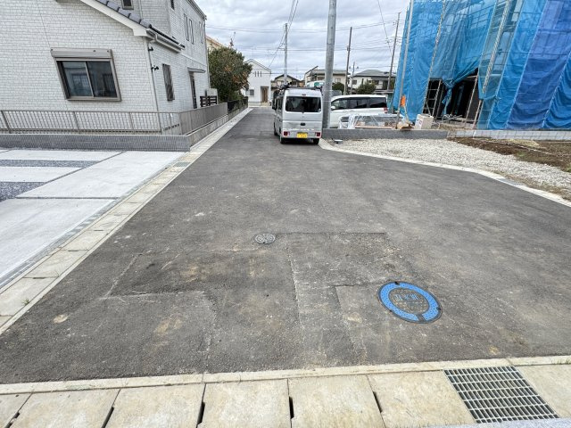 松戸市松飛台新築戸建（松飛台18期）の前面道路含む現地写真|西側前面道路・幅員約4.8ｍ