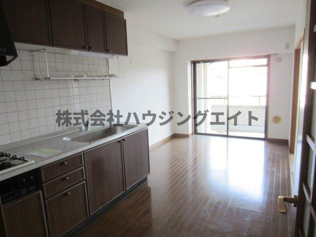 ひたちなか市外野１丁目の賃貸マンションの居間・リビング|リビング（LDK）の写真です。