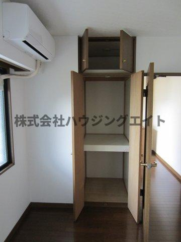 ひたちなか市外野１丁目の賃貸マンションの内装|収納の写真です。エアコンの写真です。