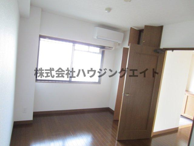 ひたちなか市外野１丁目の賃貸マンションの居間・リビング|洋室の写真です。