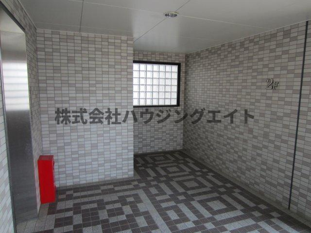 ひたちなか市外野１丁目の賃貸マンションのエントランス|エレベーター前の写真です。