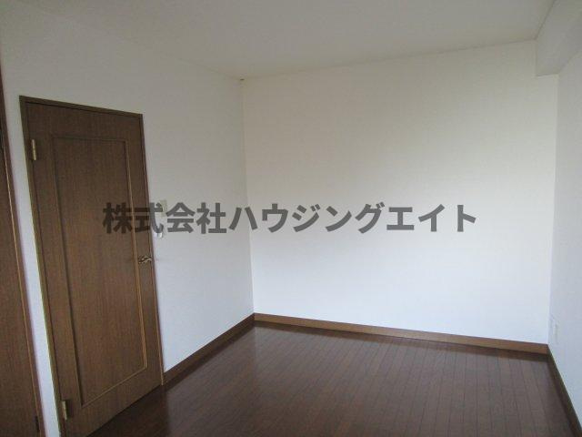 ひたちなか市外野１丁目の賃貸マンションの居間・リビング|洋室の写真です。