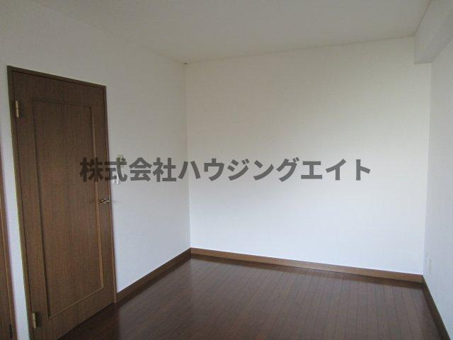 ひたちなか市外野１丁目の賃貸マンションの居間・リビング|洋室の写真です。
