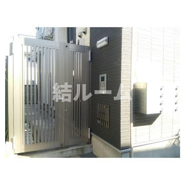 新宿区新宿７丁目のアパートのエントランス