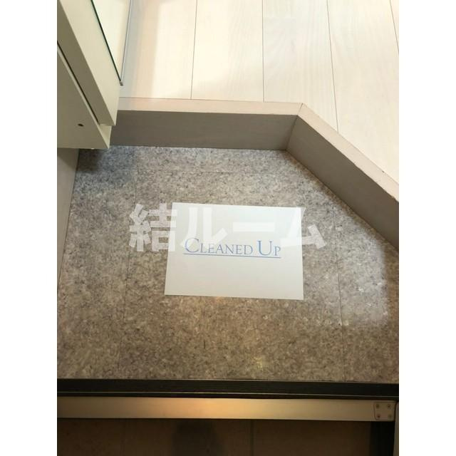 新宿区新宿７丁目のアパートの玄関