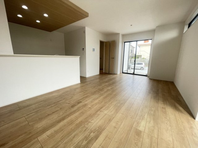 【居間・リビング】 | 沖縄市大里4期（全4棟）2号棟 | ※同仕様写真です オシャレな折下げ天井採用♪