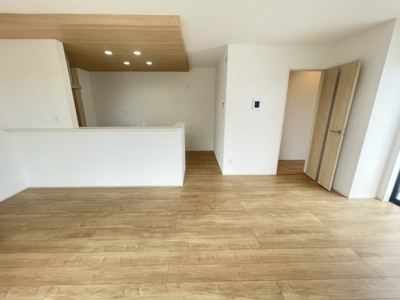 【居間・リビング】 | 沖縄市大里4期（全4棟）2号棟 | ※同仕様写真です