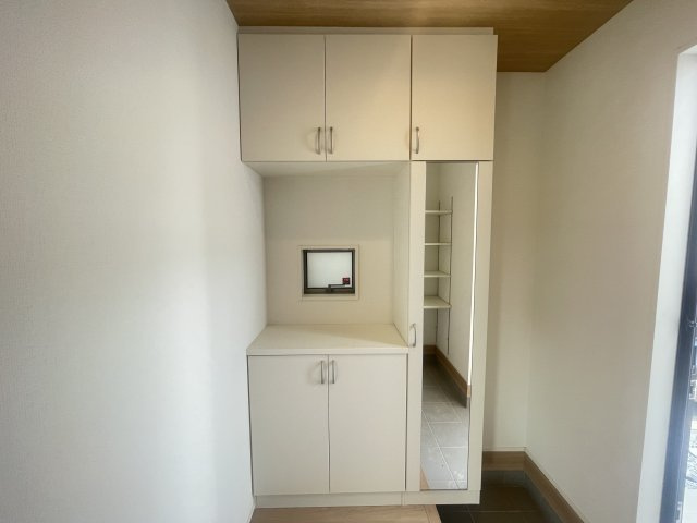 沖縄市大里4期（全4棟）ラスト2号棟の玄関|2号棟　十分な収納付き玄関♪シューズクローク付き♪