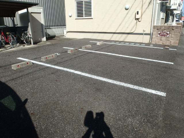 グランモアリバーハイツの駐車場