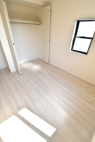 リーブルガーデン  那珂市菅谷　16期　2の洋室|折戸を開くと壁面クローゼット。衣類が横一列に並ぶためひと目で洋服が選びやすい！衣類をたくさんお持ちの方もスッキリ片付きます♪