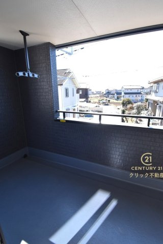 リーブルガーデン  那珂市菅谷　16期　2のバルコニー|インナーバルコニーは洗濯物外干し派の強い味方！天気が変わりやすい季節の外出も安心です。外出が難しい日に出るだけでも気分転換になる、嬉しいスペースです。