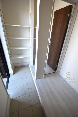 リーブルガーデン  那珂市菅谷　16期　2の玄関|自由な使い方ができるSICには可動棚を設置しました。靴の他、雨具なども置いておけます。エコバッグや帽子なども置いておけば、お出かけのフットワークも軽くなりそう！