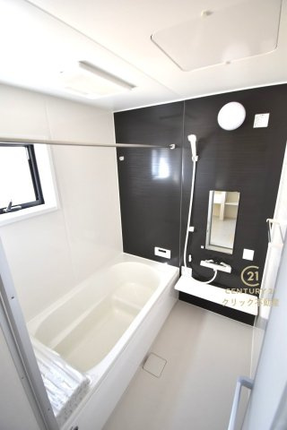 リーブルガーデン  那珂市菅谷　16期　2の浴室|浴槽への出入りが安全な低床タイプのユニットバスです。洗い場は滑りにくい速乾床ですので、お子様やご高齢の方にも安心です。自動お湯張りに追焚機能付きのオートバスです。