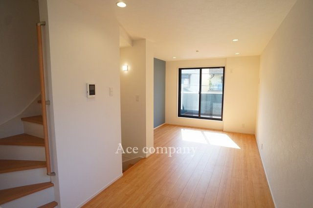 【居間・リビング】 | 東大阪市岩田町4丁目 | 【LDK：14.2帖】上下移動にはリビングを通る設計です♪