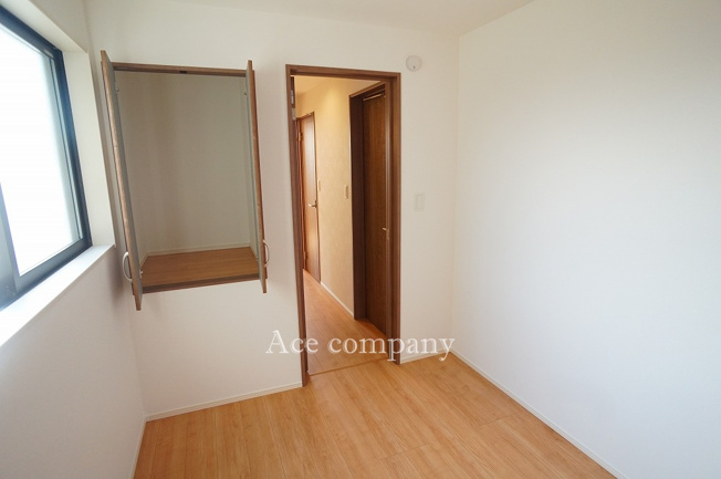 【子供部屋】 | 東大阪市岩田町4丁目 | 【3階：洋室4帖】床上げ物入れ収納あります♪