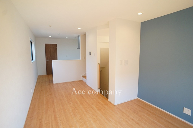 【居間・リビング】 | 東大阪市岩田町4丁目 | 【LDK：14.2帖】リビング、ガス床暖房完備です☆
