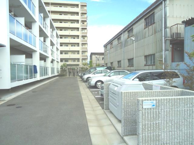 コート石津川の駐車場