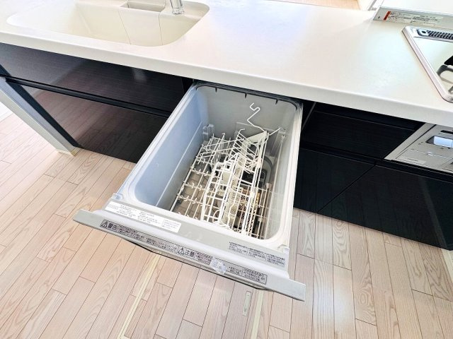 【キッチン】 | 和光市白子3丁目　中古一戸建住宅（成増店） | 食器洗乾燥機標準装備。食後の片づけがはかどり、夫婦の時間を作ってくれます。