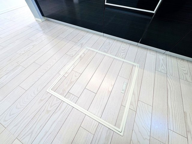 【キッチン】 | 和光市白子3丁目　中古一戸建住宅（成増店） | 収納力のある床下収納を採用。我が家も重宝しています。