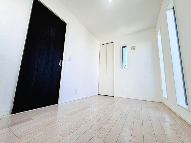 【洋室】 | 和光市白子3丁目　中古一戸建住宅（成増店） | 2階5帖の洋室。竪型のスリット窓も採用し、デザイン性を高めています。