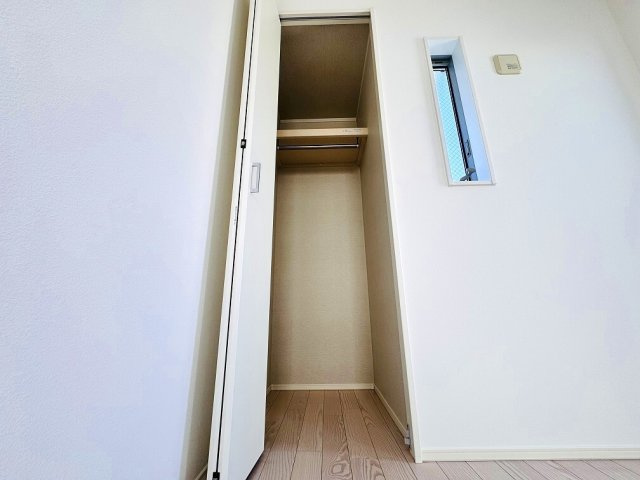 【収納】 | 和光市白子3丁目　中古一戸建住宅（成増店） | 2階5帖洋室内の収納にはハンガーパイプ付き枕棚を採用。