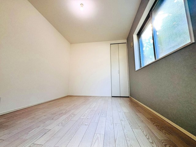 【洋室】 | 和光市白子3丁目　中古一戸建住宅（成増店） | 1階6.3帖の洋室。一部、デザインクロスを使用。