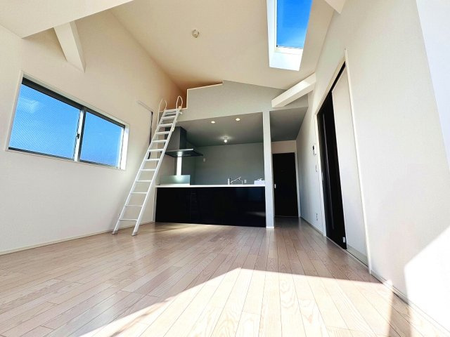 【居間・リビング】 | 和光市白子3丁目　中古一戸建住宅（成増店） | リビングには天窓・ロフトを採用。採光と使いやすさを兼ね備えた間取りです。