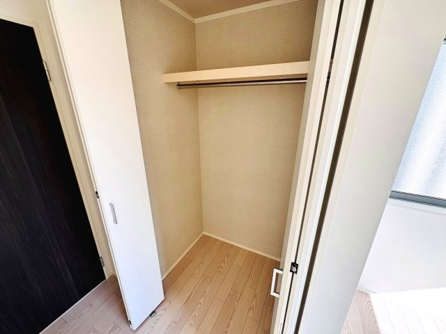 【収納】 | 和光市白子3丁目　中古一戸建住宅（成増店） | 1階7帖洋室内の収納にはハンガーパイプ付き枕棚を採用。