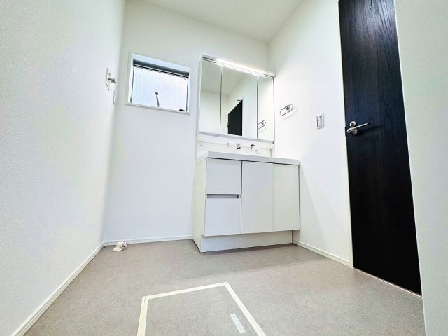 【独立洗面台】 | 和光市白子3丁目　中古一戸建住宅（成増店） | 奥様嬉しい三面鏡付洗面化粧台採用。収納力もございます。