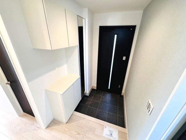 【玄関】 | 和光市白子3丁目　中古一戸建住宅（成増店） | 玄関には季節の飾り付け等ディスプレイが出来、すぐ持ち出したい物の置場にも重宝するコの字型シューズボックス採用