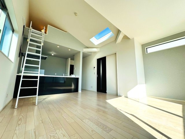 【居間・リビング】 | 和光市白子3丁目　中古一戸建住宅（成増店） | 勾配天井を採用したリビング。開放感があり、陽当も良好です。