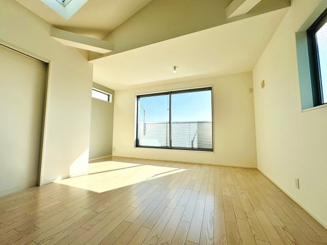 【居間・リビング】 | 和光市白子3丁目　中古一戸建住宅（成増店） | 明るい日差しが差し込む様子。