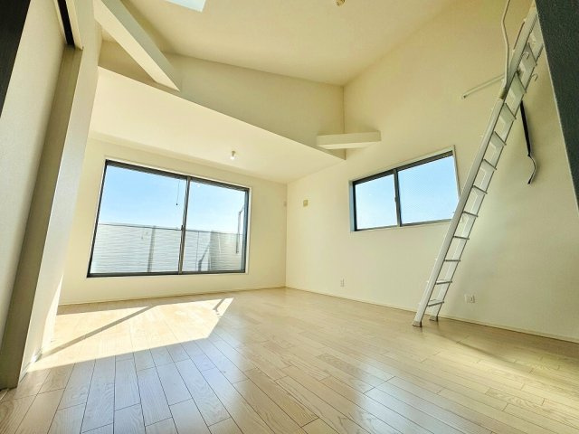 【居間・リビング】 | 和光市白子3丁目　中古一戸建住宅（成増店） | 全体的にモダンな色調にてまとめているスタイリッシュな印象