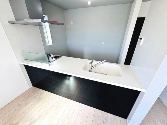 【キッチン】 | 和光市白子3丁目　中古一戸建住宅（成増店） | 人気のおしゃれなオープンスタイル（ペニンシュラキッチン）を採用。キッチンからリビングを見渡せるので小さいお子様の様子もご覧になれます☆