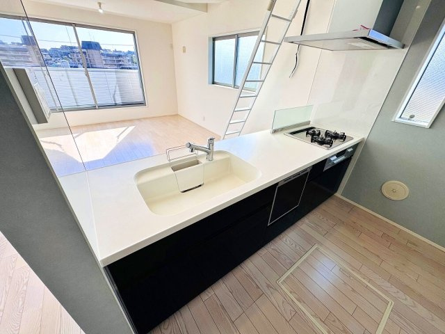 【キッチン】 | 和光市白子3丁目　中古一戸建住宅（成増店） | 人気のおしゃれなオープンスタイル（ペニンシュラキッチン）を採用。キッチンからリビングを見渡せるので小さいお子様の様子もご覧になれます☆