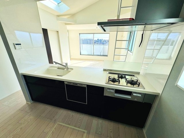 【キッチン】 | 和光市白子3丁目　中古一戸建住宅（成増店） | 人気のおしゃれなオープンスタイル（ペニンシュラキッチン）を採用。キッチンからリビングを見渡せるので小さいお子様の様子もご覧になれます☆