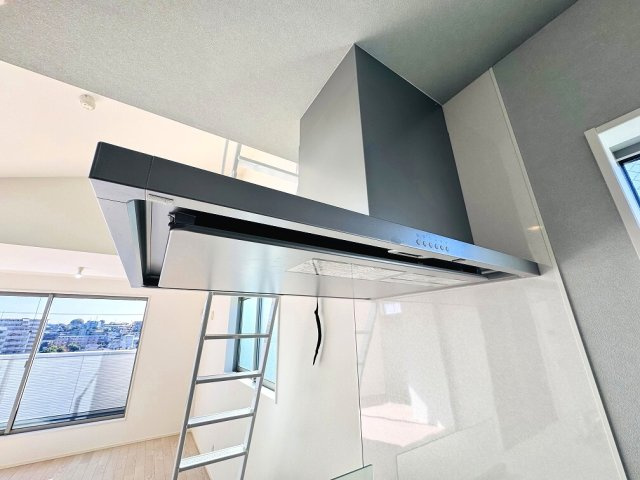 【キッチン】 | 和光市白子3丁目　中古一戸建住宅（成増店） | 整流板付きでお掃除がしやすいスリムタイプ型レンジフードを採用。