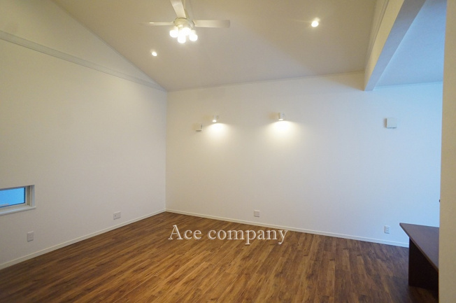 【居間・リビング】 | 東大阪市御厨南2丁目 | 【LDK：約18.1帖】上部、開放感のある吹き抜け仕様です☆