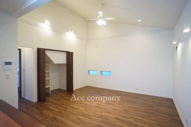 【居間・リビング】 | 東大阪市御厨南2丁目 | 【LDK：約18.1帖】リビングに収納あります♪