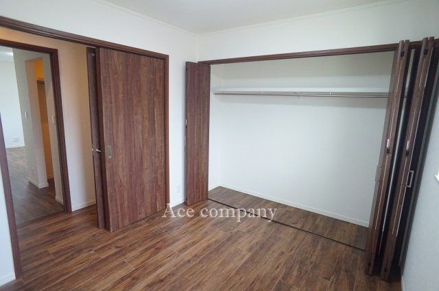 【子供部屋】 | 東大阪市御厨南2丁目 | 【2階：北側洋室5.5帖】大容量のクローゼット完備です♪