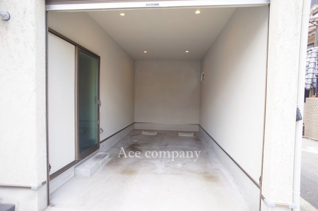 【駐車場】 | 東大阪市御厨南2丁目 | 電動シャッター付きガレージ☆車庫内に便利な勝手口付きです♪