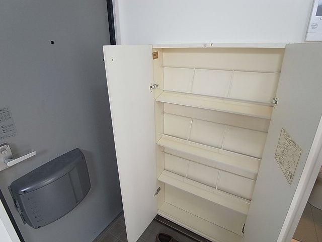 ときわ下三条レクランの玄関|玄関には靴箱も有ります