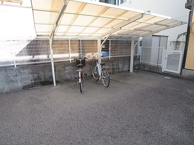 ときわ下三条レクランのその他共用部分|屋根付きの駐輪スペース