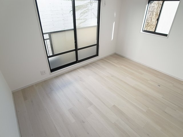 ときわ下三条レクランの居間・リビング|白基調の明るく綺麗な室内はオススメです