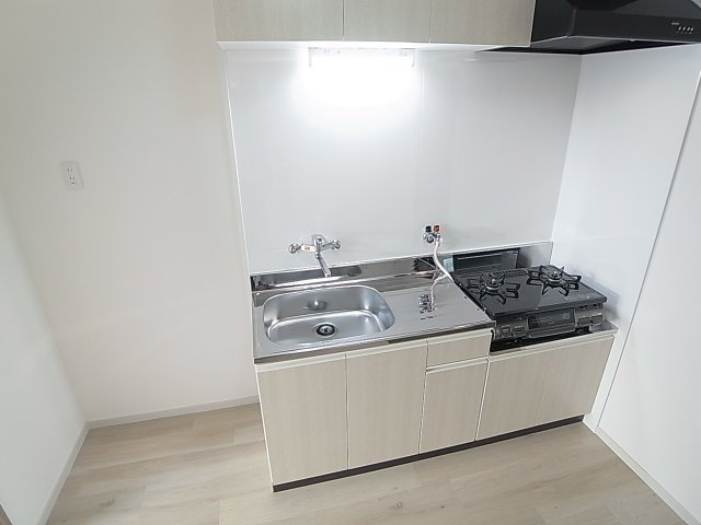 ときわ下三条レクランのキッチン|2口ガスコンロ付きのキッチンスペース、冷蔵庫置場も有ります