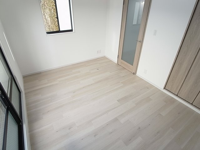 ときわ下三条レクランの内装|角部屋ですので、側面窓付きです