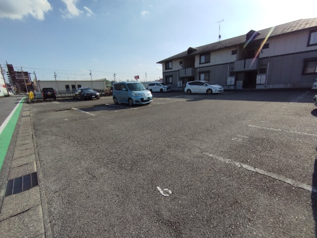 ハイカムールはなべＢ棟の駐車場