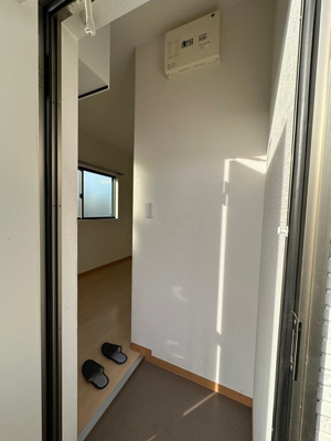 【玄関】 | グレーシア | 玄関です！入ってすぐに洋室6.7帖のお部屋があります♪